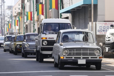 たくさんの古い軽自動車が信号待ちをしていると、道行く人も振り返る