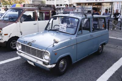 マツダ B360は、1961年に販売開始され、1968年まで生産された軽商用車。ポーターがこの後継車にあたる