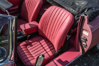 6万3250ポンド（邦貨換算約1320万円）で落札されたジャガー「Eタイプ シリーズIII」（C）Bonhams