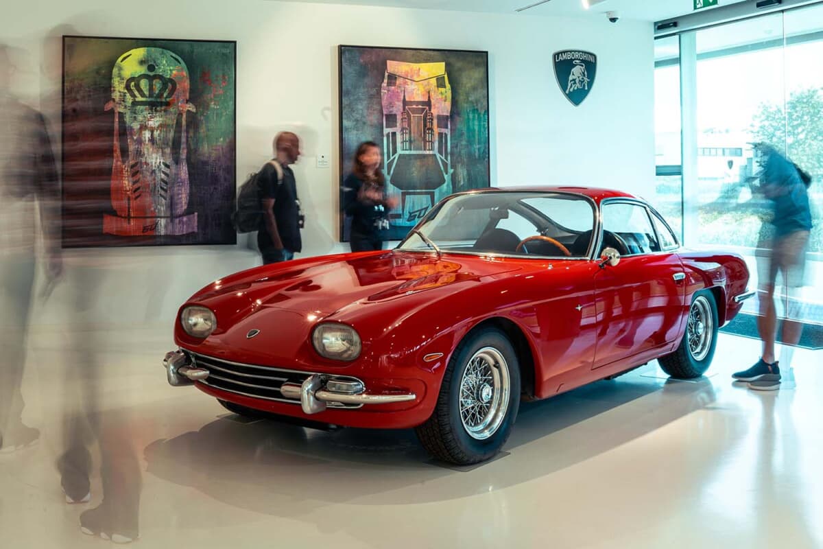 ランボルギーニ・ミュージアに展示されるランボルギーニ 350GTとアート作品