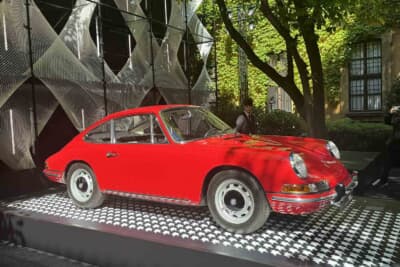 ポルシェ：中庭に911L クーペ（1967年）が展示されていた