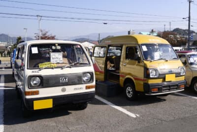 550cc時代の軽バンの佇まいは、とてもキュート。左が三菱 ミニキャブ（3代目）、右はスバル サンバー