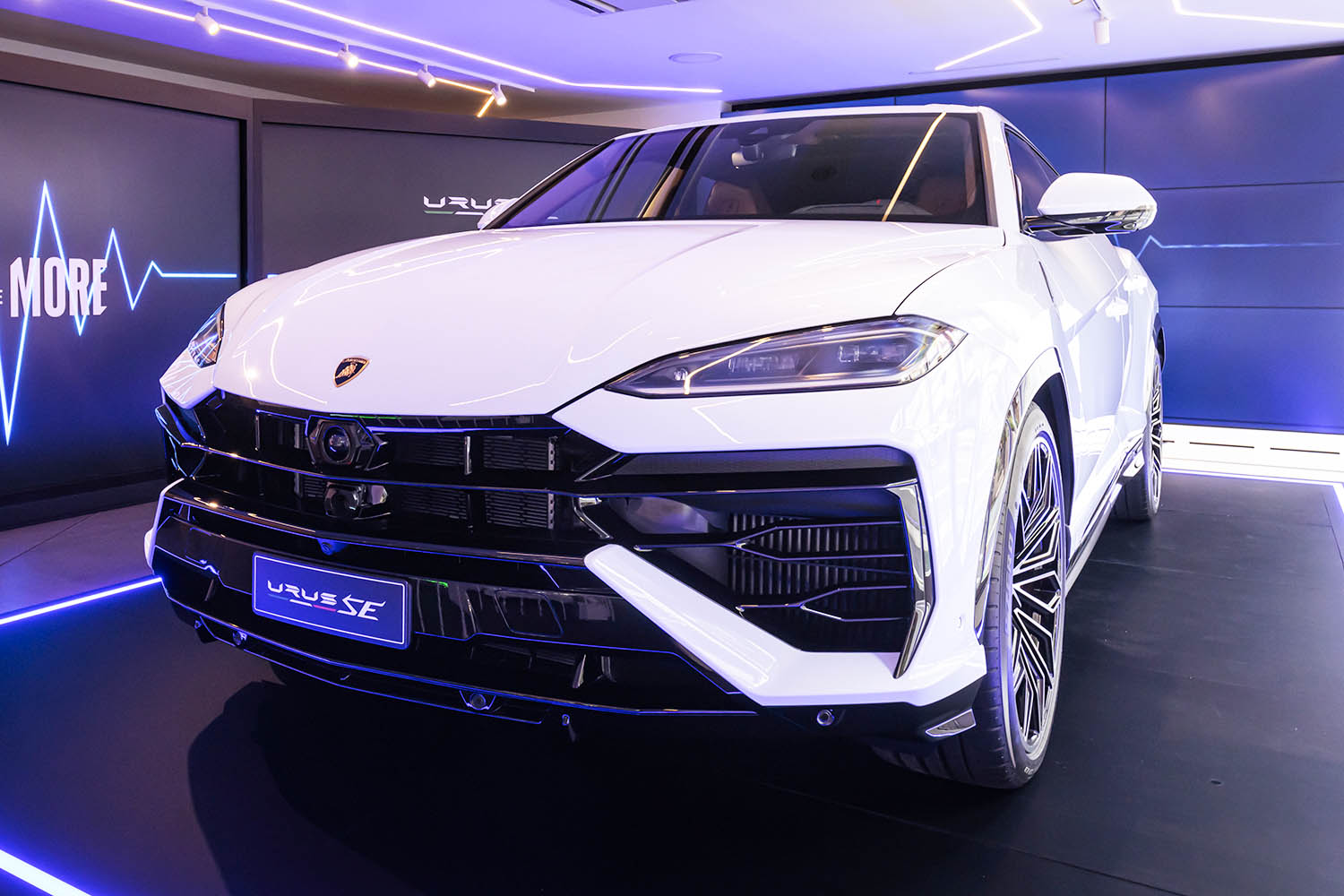 800馬力!! ランボルギーニ新型「ウルスSE」が早くもジャパンプレミア