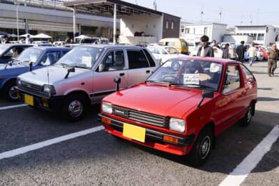 スズキ フロンテ クーペの後継だったセルボ。この車両は1982年型の2代目で、初代 アルトがベースとなっている。隣は、ファミリー層を意識して開発されたスズキ 6代目 フロンテ