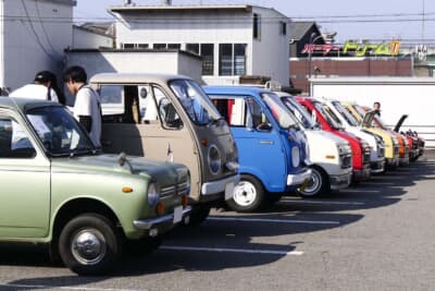 個性豊かな旧軽自動車たち。車格も小さいため、威圧感は皆無で可愛らしい顔つきのクルマが多かった