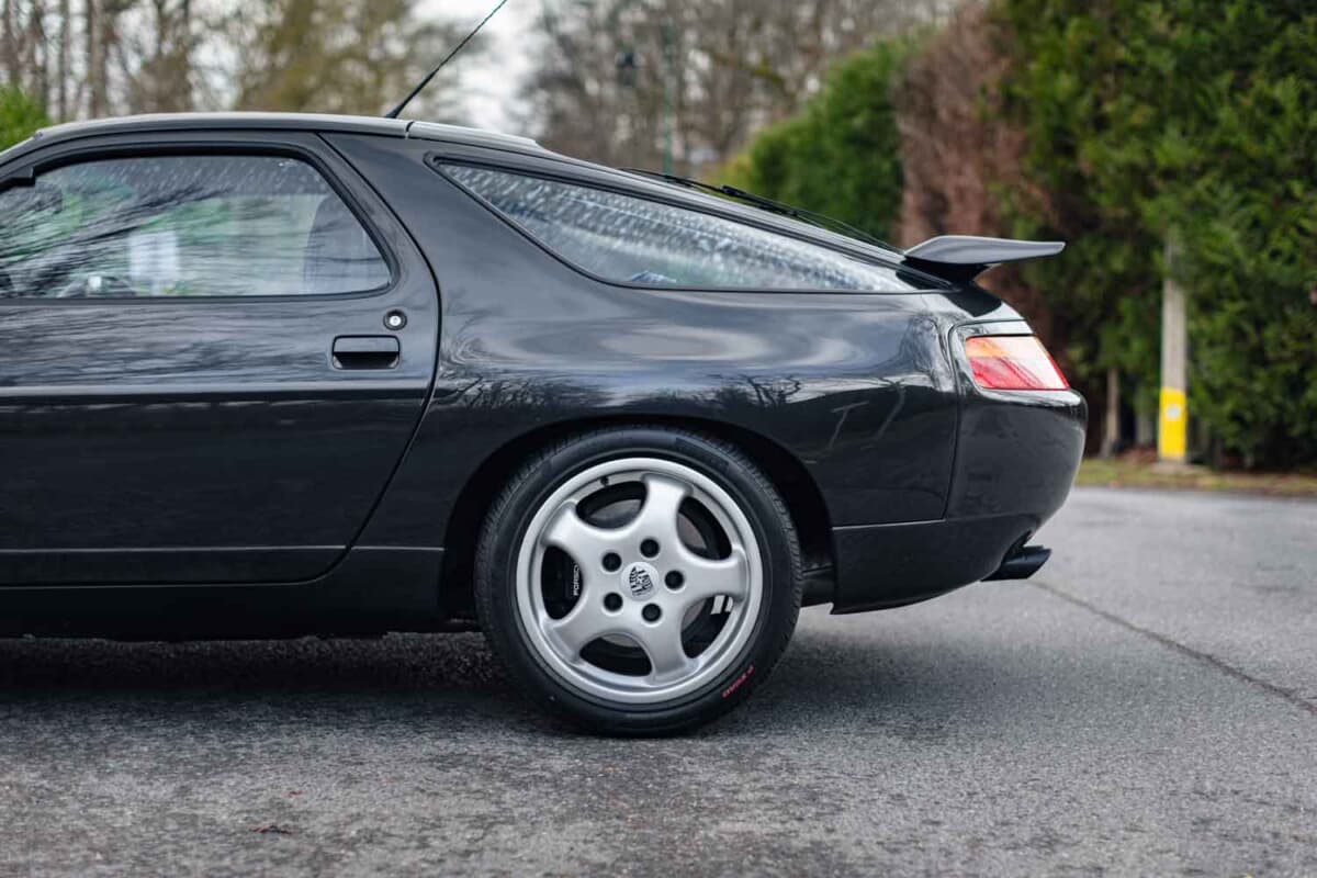 10万9250ユーロ（邦貨換算約1850万円）で落札されたポルシェ「928 GTS」（C）Courtesy of RM Sotheby's