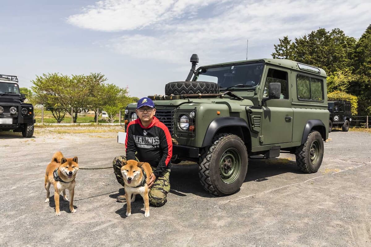 ランドローバー ディフェンダー90と、オーナーの下村さんとその愛犬たち