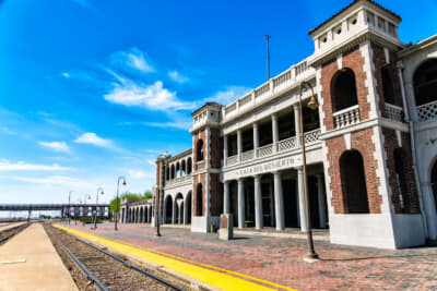 ハービー・カンパニーが建設したバーストーの駅舎は築110年を軽く越えた。ホームと線路にほとんど段差がないのに違和感を覚える