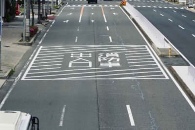 縞模様の実線が入った四角い枠の道路標示は「停止禁止部分」