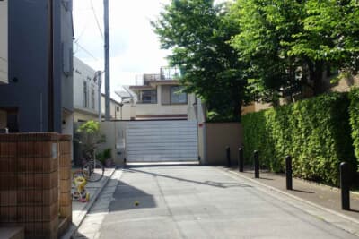 閑静な住宅街の突き当りの門がガレージの入り口