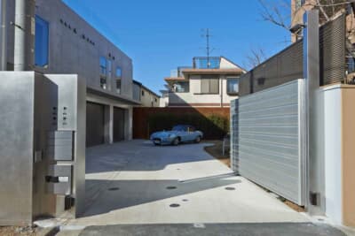 ガレージ入り口の門はこのように電動で開閉する