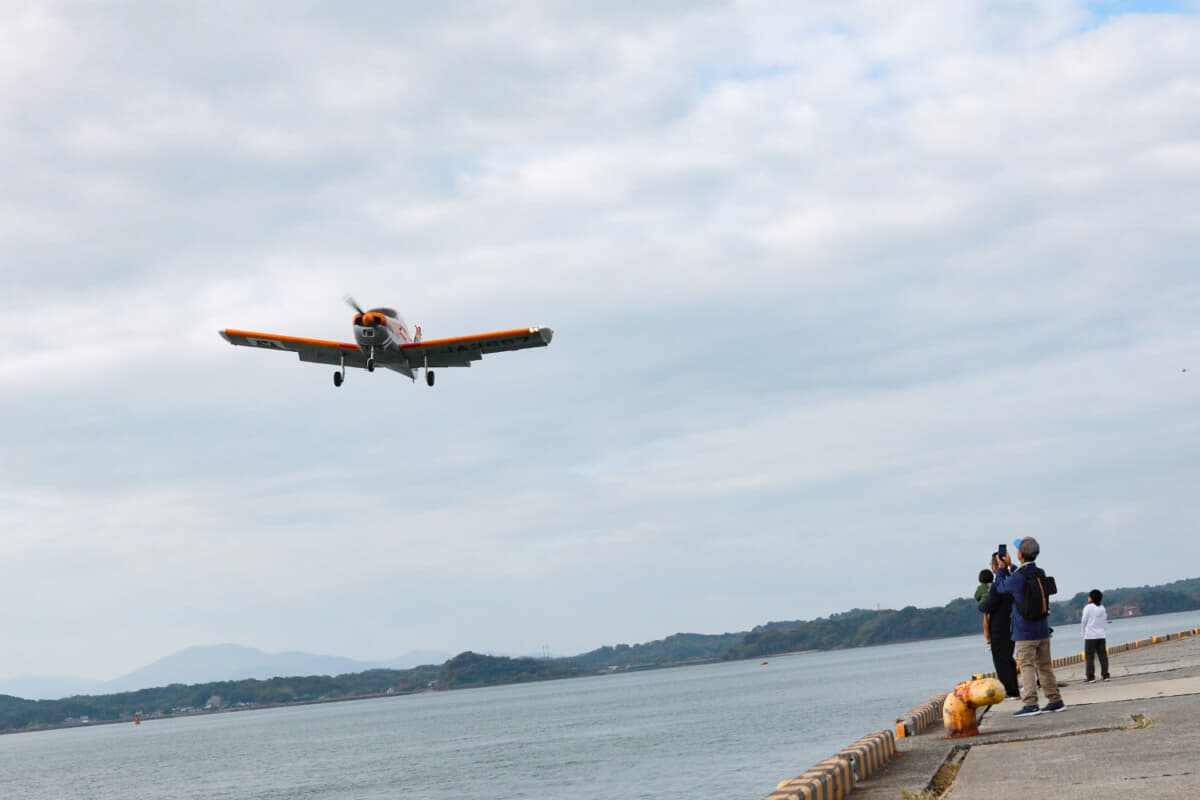 熊本空港を拠点に活動するNPO法人スーパーウイングスによるウェルカムフライトでイベントがスタート。4機のアクロバット飛行を見るだけでも、このイベントに来る価値は多いにあり