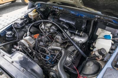 ランドローバー ディフェンダー110：エンジンは3.5L V8で、SUキャブを2基装着している