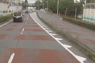 交差点の手前などで斜めの白線を白い枠線で囲んでいる区画線、いわゆる道路標示の一種がゼブラゾーンだ