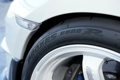 今回ブーストアップ仕様に装着されたR888Rは国内マーケットに設定のない315/30R20。グリップ力を稼ぐ