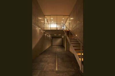 奥行きは広く楽に車2台を止めることができる。中央を貫くのが排水溝