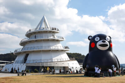 三角港にそびえ立つ2号待合所（海のピラミッド）と、子ども達に大人気だった巨大なくまモンフワフワ