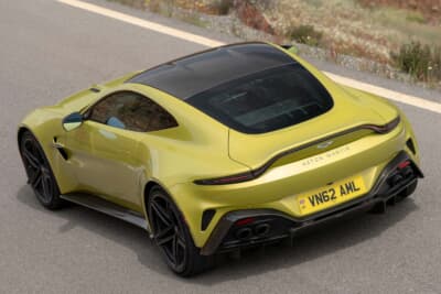 アストンマーティン ヴァンテージ：サイドベントと大径クワッド・エキゾーストテールパイプを組み込んだリアバンパーもより幅広に