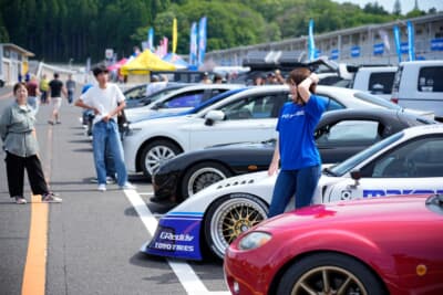 FAN MEETINGにはTOYO TIRESを履いていれば誰でも参加OK。軽自動車からSUV、ノーマル車からカスタムカーまでバラエティ豊か