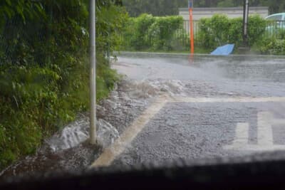 大雨、豪雨が予想される場合、あらかじめクルマを高台に避難させておくことも重要だ