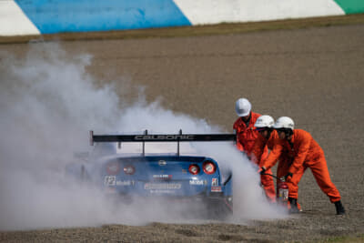 消火器はレースのカテゴリーによっては義務化されており、目的は説明するまでもなく車両火災を早い段階で鎮火させるため