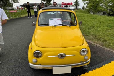 「おしゃれな車コンテスト」で優勝した黄色い1968年式のフィアット500L