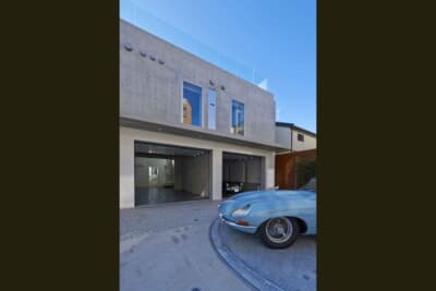 奥の使用者のためにシャッター前にターンテーブルが装備される