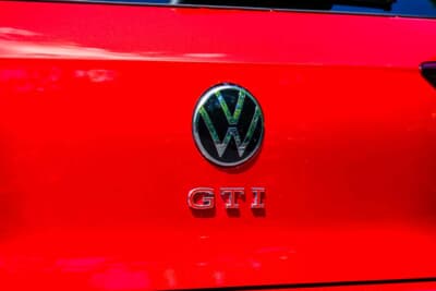 VW ゴルフGTI：リアのメーカーエンブレムの下にはGTIのロゴも