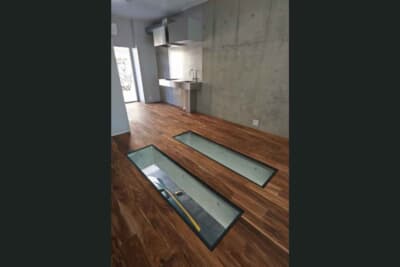 床面がガラス張りに。ここから階下のクルマを眺めることができる