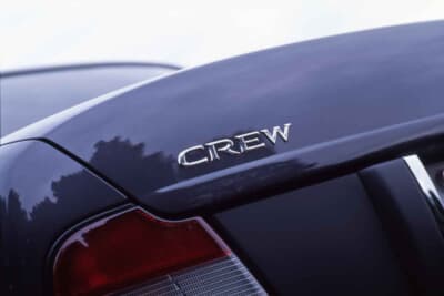 日産クルー：トランク左側には「CREW」のエンブレムを装着