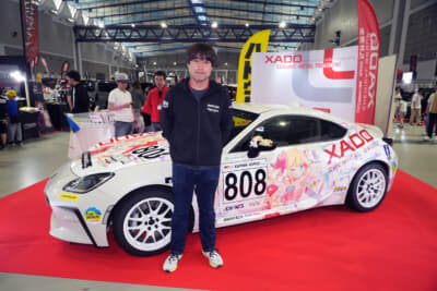 GR86/BRZカップのレース車両と、ステアリングを握る上杉祥之選手。次戦は2024年6月16日に大分県のオートポリスにて開催される予定だ