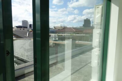 窓枠などはアストンマーティンのレーシングカラーを再現。オーナーのこだわりである