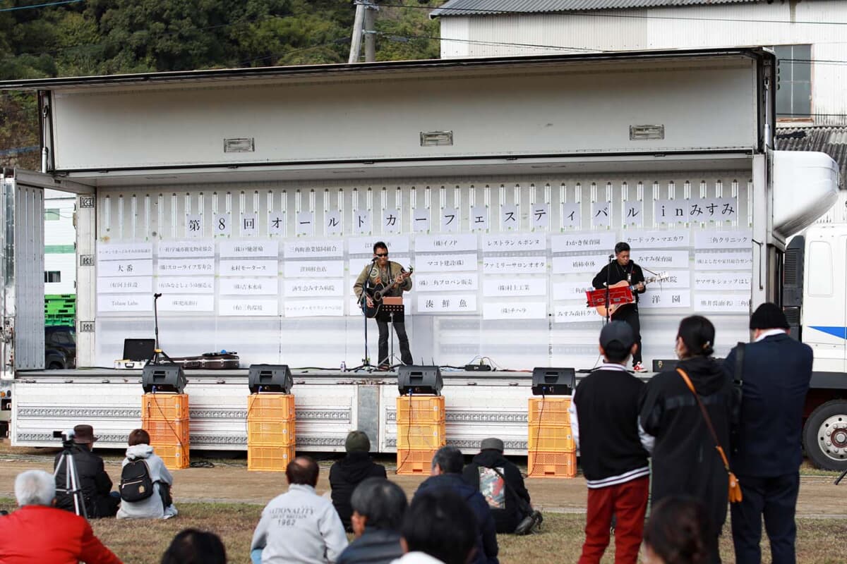 さまざまな催しものが披露されたメインステージ。このイベントでは好例の長渕つもり氏も登場