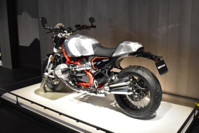 2階に展示されるクラシック・ロードスターのR12 nineT