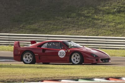 フェラーリ F40：フェラーリ創立40周年を記念して1987年7月に発表された