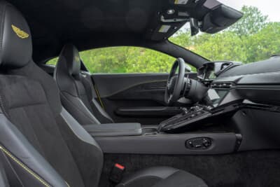 アストンマーティン ヴァンテージ：スポーツ・プラス・シートを標準採用、オプションでカーボン製パフォーマンス・シートが用意されている