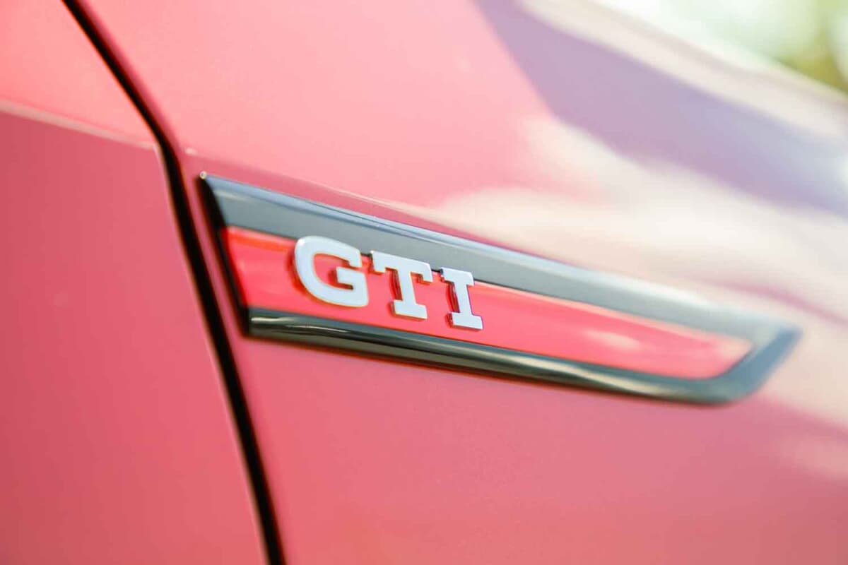 VW ゴルフGTI：フロントフェンダーにはGTIのエンブレムを装着