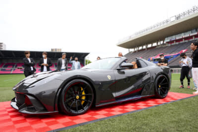 ノビテック フェラーリ 812 GTS N-LARGO 1 of 1 FULL VISIBLE CARBON：足元にはVOSSENがN-LARGOのために専用設計したフロント21インチ、リア22インチのNOVITEC N10鍛造ホイールも装備