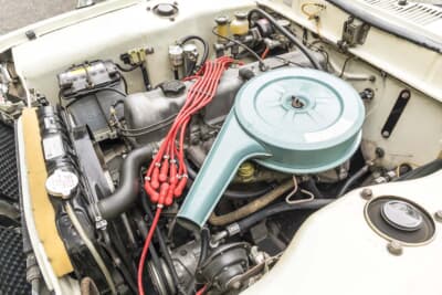 日産 スカイライン2000GT：純正キャブにエアクリーナーを装着した光景は逆に新鮮に見える