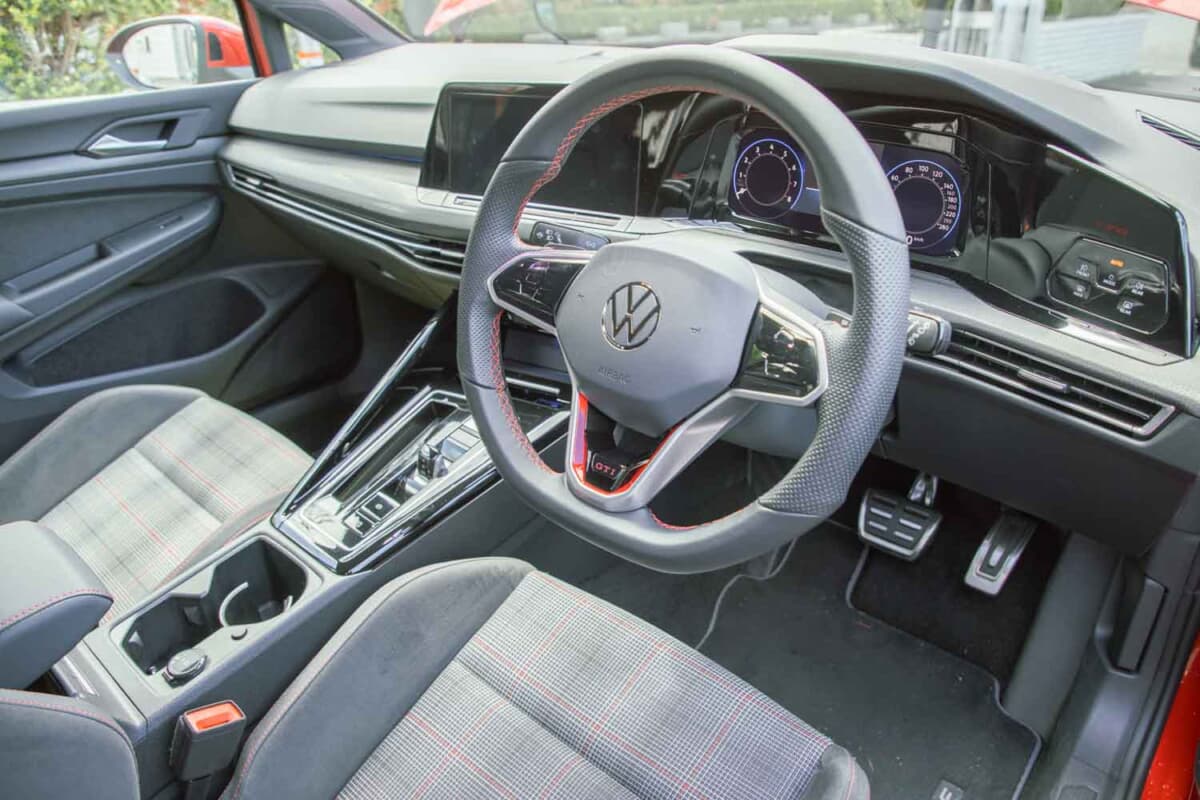 VW ゴルフGTI：シンプルなダッシュボードまわり