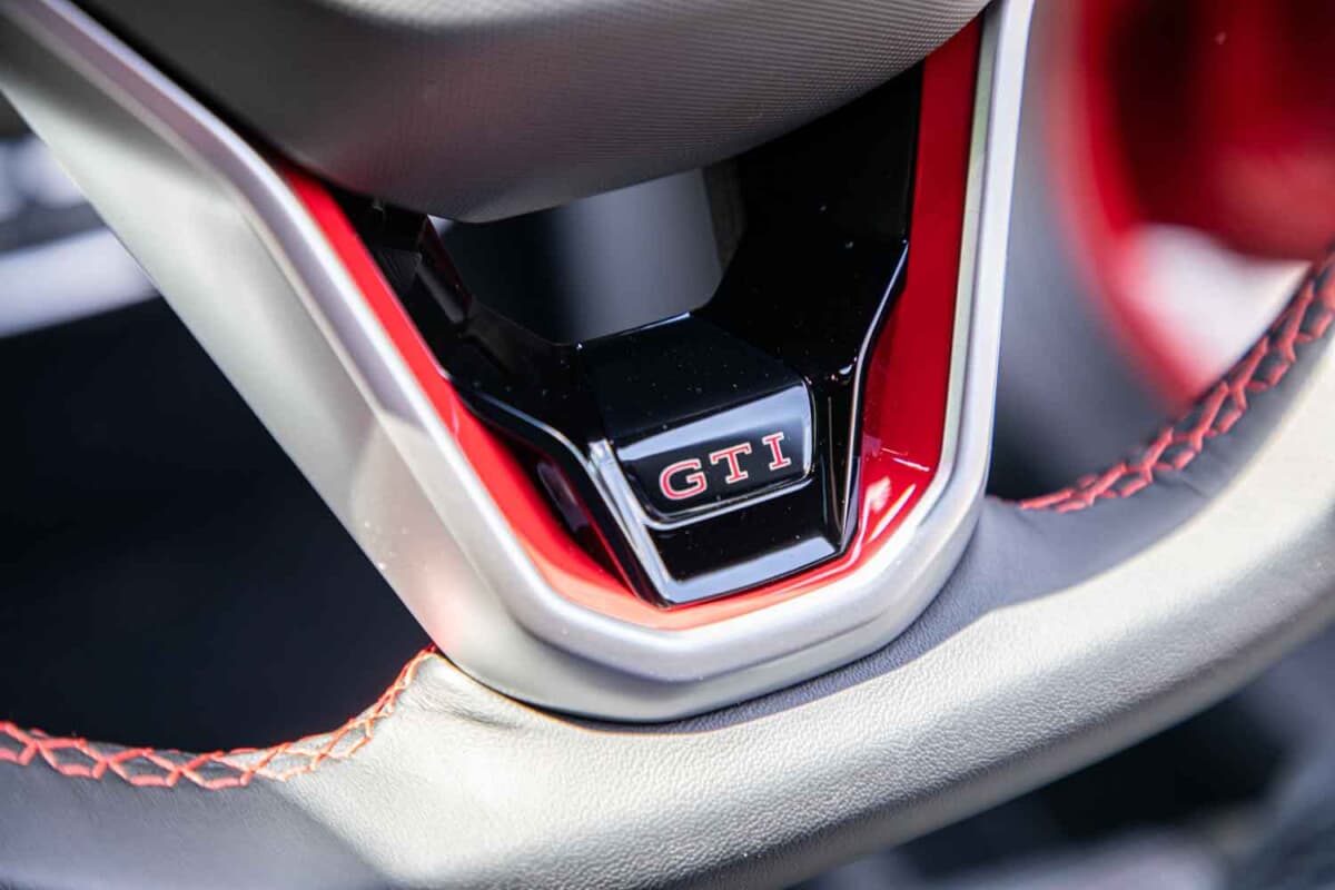 VW ゴルフGTI：ステアリングにはGTIのロゴも