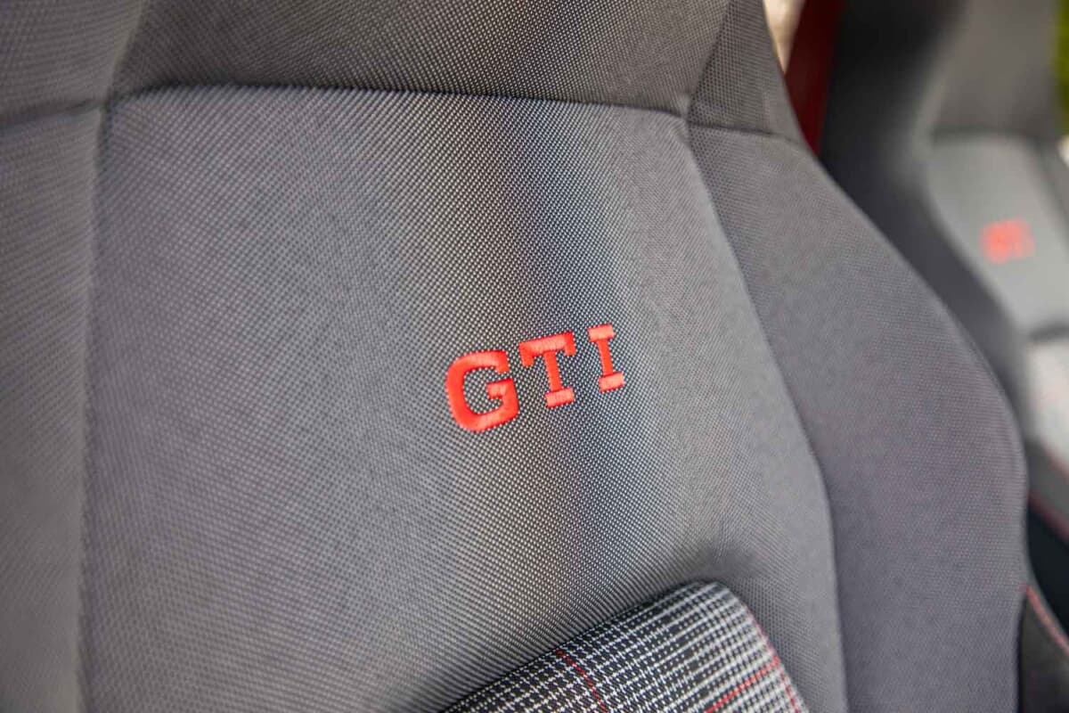 VW ゴルフGTI：シートにはGTIのステッチが奢られる