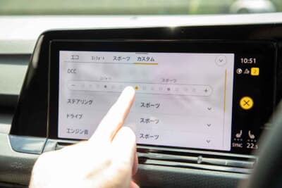 VW純正のインフォテイメントシステムは、スマートフォンのようなタッチ操作が可能