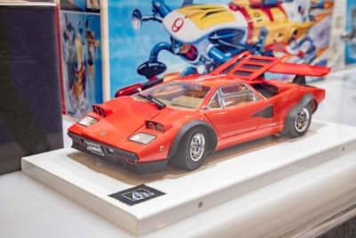 青島文化教材社の100周年記念展示には、懐かしのランボルギーニ「カウンタックLP500S」の姿も