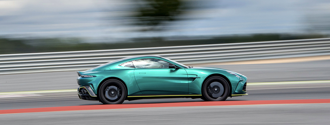 まるで「One-77」の弟分！ アストンマーティン「ヴァンテージ」は155馬力もアップするマイナーチェンジで「汗臭さ」がなくなった!?