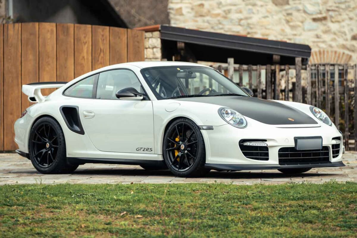 29万1875ユーロ（邦貨換算約4930万円）で落札されたポルシェ「911 GT2 RS」（C）Courtesy of RM Sotheby's