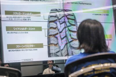 オープンカントリーの歴史と最新モデルの座学を受ける板東さえかさん