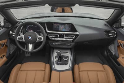 トヨタ スープラ：内装の質感を見ると、スープラもZ4もBMW製らしい水平基調のデザインで、インパネ形状も似ている