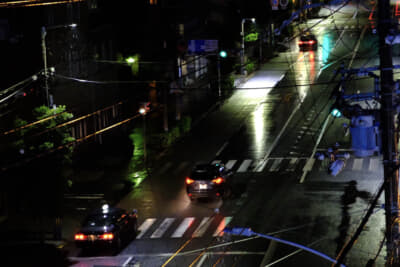 蒸発現象は歩行者だけでなく、センターライン、停止線、横断歩道なども見えにくくなるので要注意