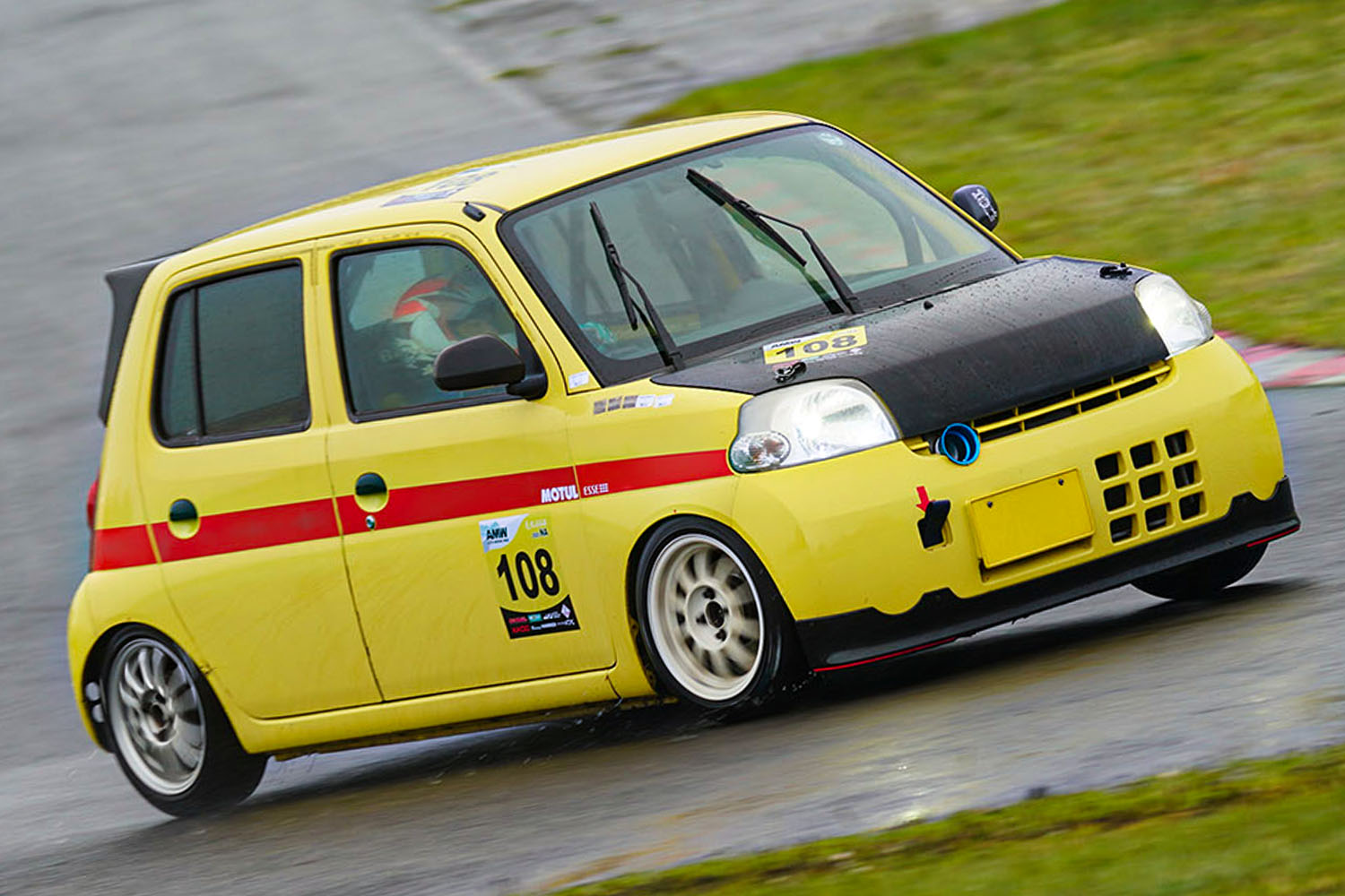 7万円のダイハツ「エッセ」で悲願の初優勝！ 軽カーレース「東北660